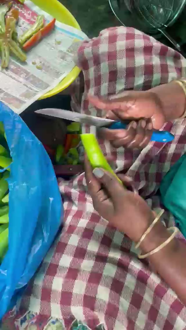 Mirchi Bajji – Chilli Cutting